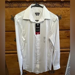 New with tags. Van Heusen Slim Fit Stretch Fabric dress shirt. 14 1/2 32/33